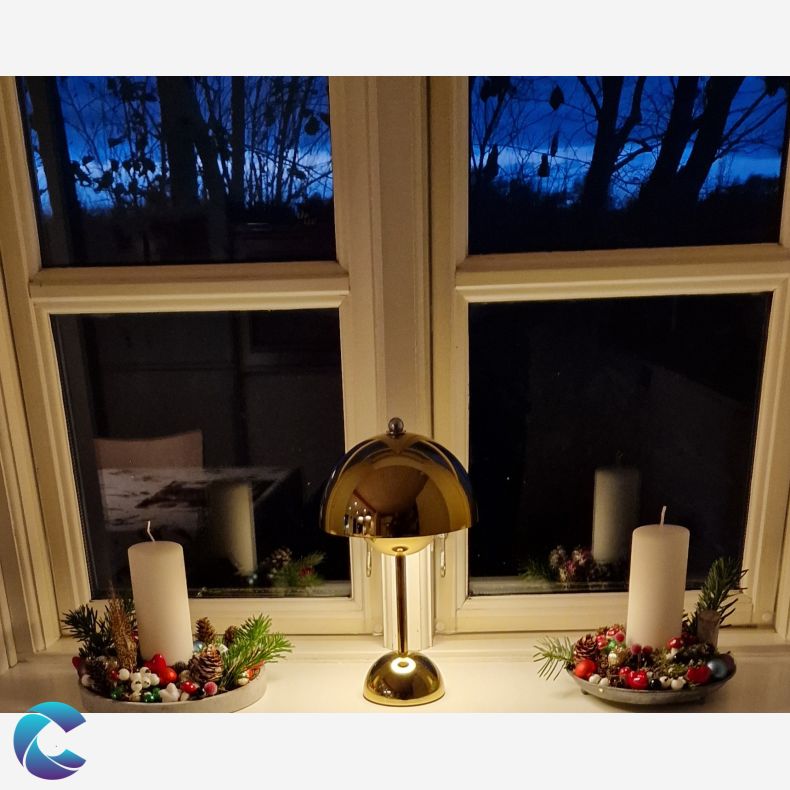 Guld bordlampe med genopladelig batteri.